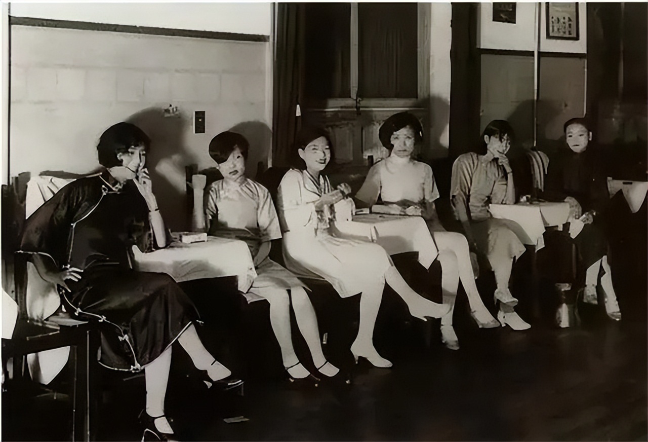 1949年毛主席在北京街头，意外碰到老鸨正在逼迫一个少女做娼妓，毛主席出面阻止，