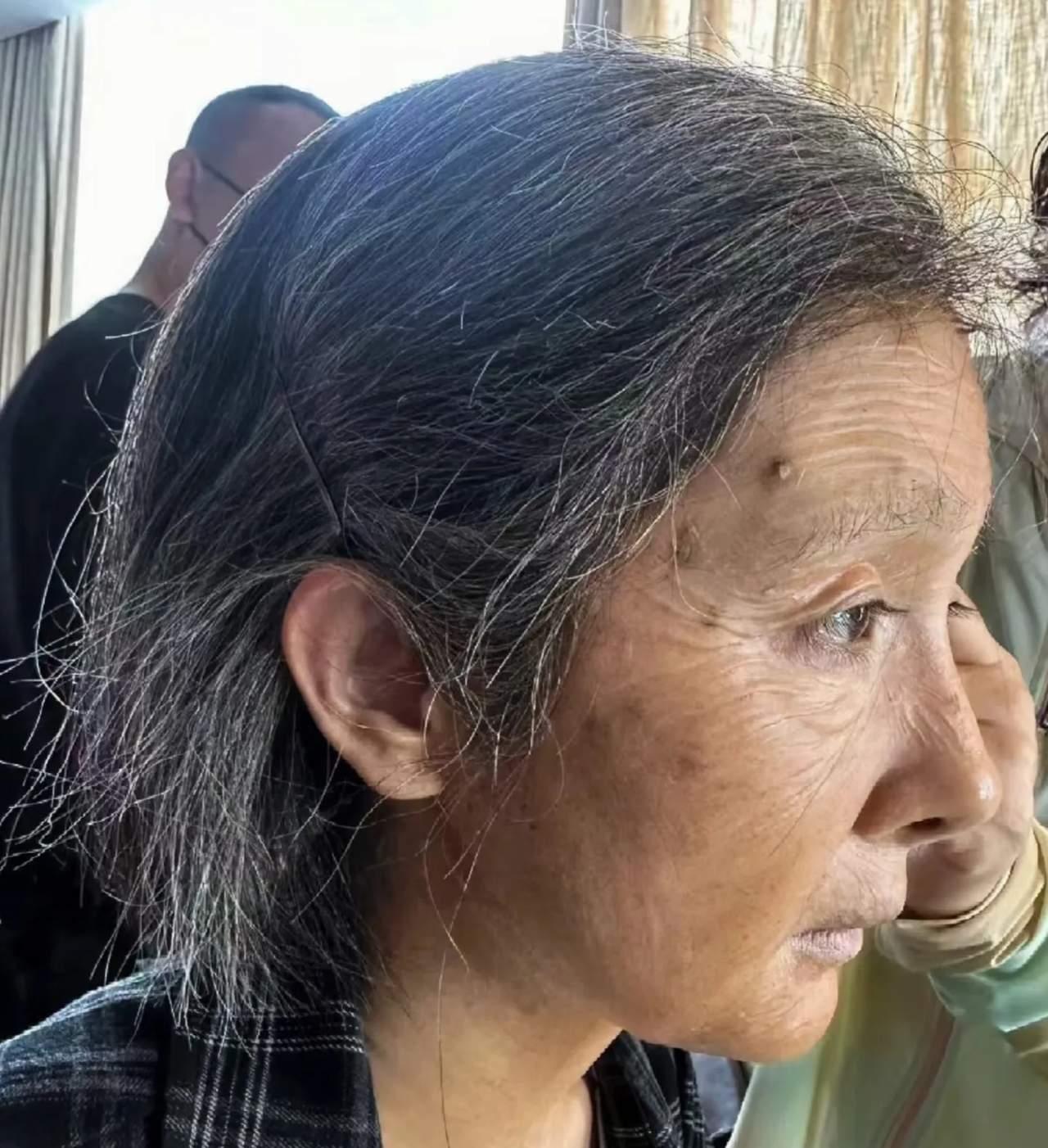 这是杨幂吗？
她怎么大变模样了，一下子就老了许多岁，看着就像是我们村里农村老太太