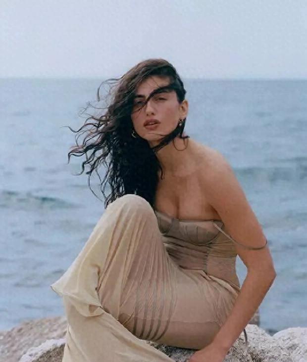 Paola Manes海边惬意拍时尚大片 身材纤细颜值能打
Paola Man斯