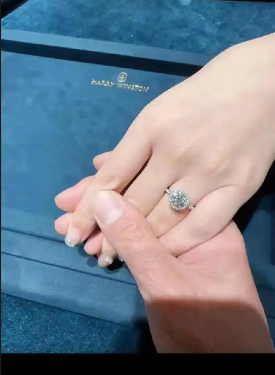 俞灏明突然官宣结婚文案带"晨"字，王晓晨反手晒无钻戒照片配文"我头昏了"？？这波