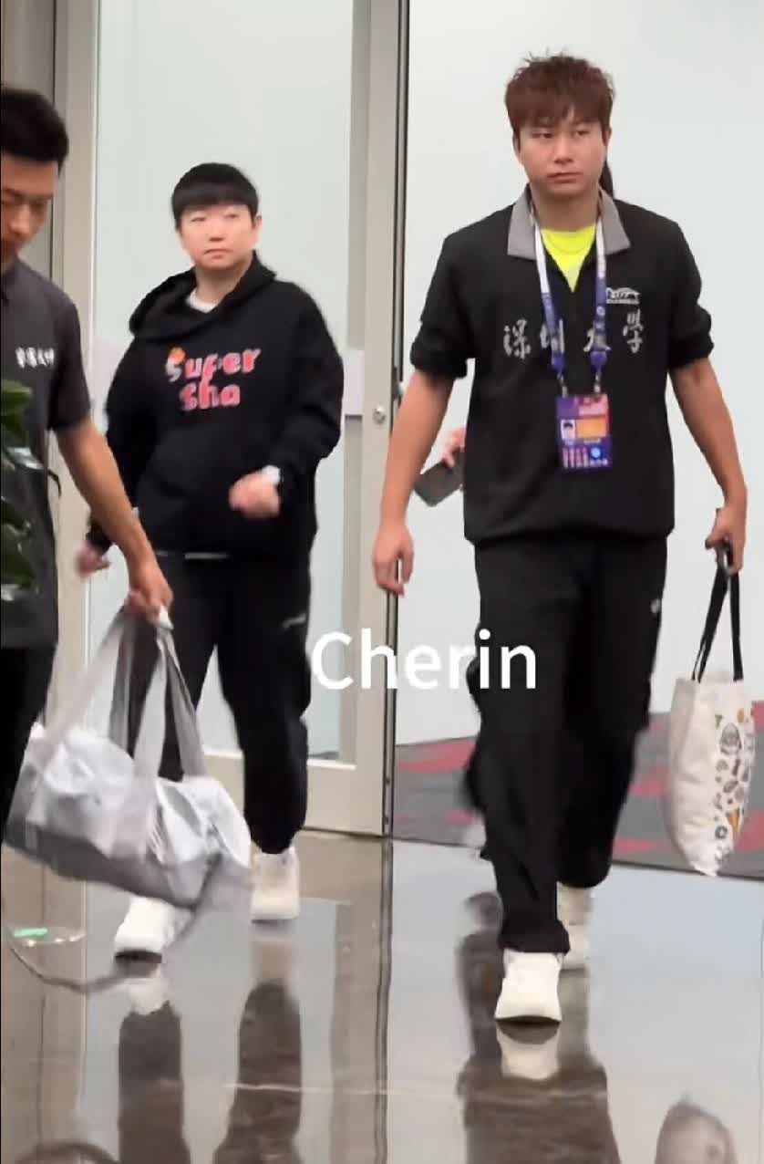 孙颖莎：赛场“赶场人”
 
乒超深圳大学对阵上海龙腾的比赛还没打完，孙颖莎就
