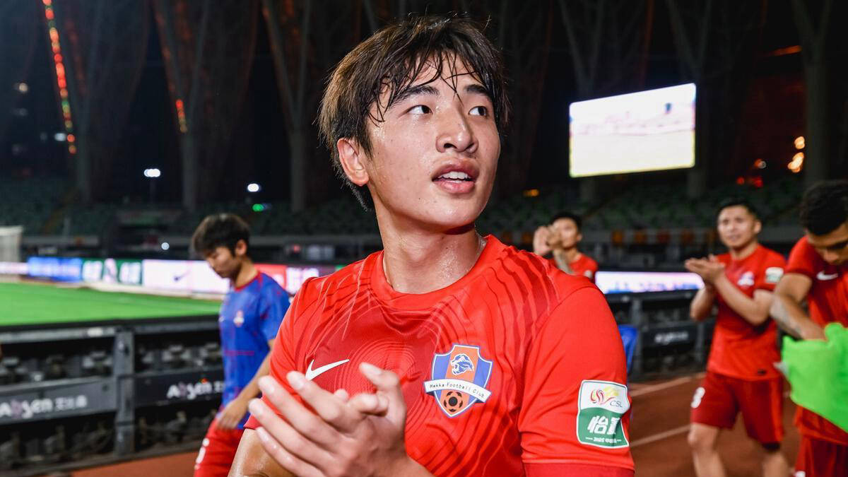 中国足球新星闪耀法甲！魏祥鑫加盟欧塞尔