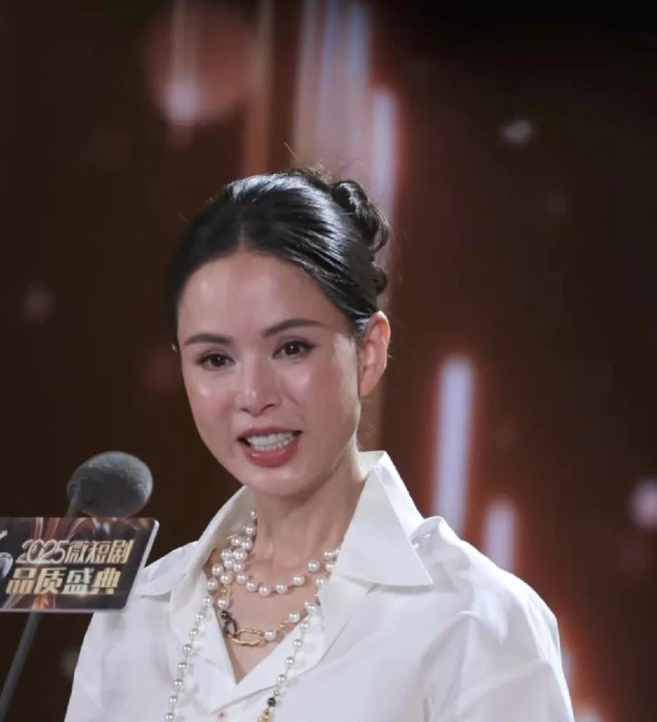 今年60岁的李若彤，出席电视盛典，状态简直太好了，李若彤的小龙女受众群体是最广的