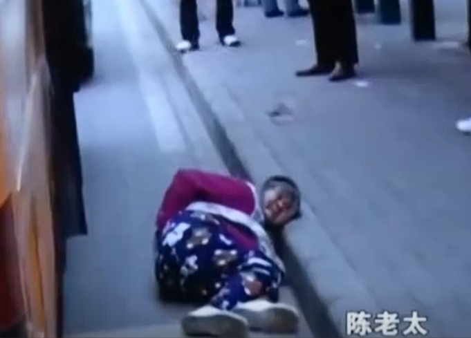 本想做好事，结果被讹诈！75岁老人下公交车时不慎摔倒，公交车司机好心将其送到医院