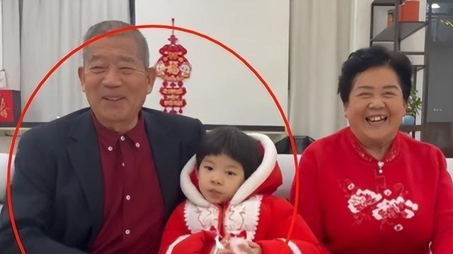 67岁辣妈逆袭，神秘小伙现身，幸福背后藏着啥？