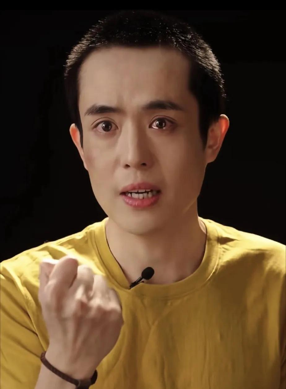 不是吧，
这哥们真的走出来了吗？
个人感觉他还没有完全走出来，言行举止中还是有着