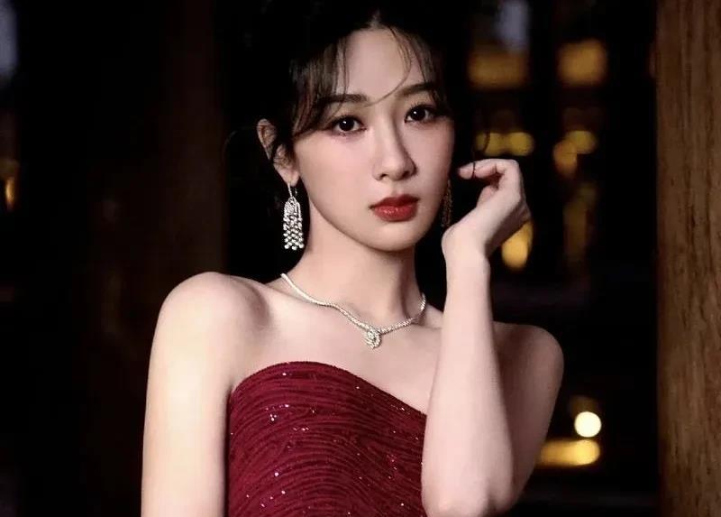杨紫赢麻了？

杨紫的资源已经凌驾于其他90花了，以前迪丽热巴还可以和她ba