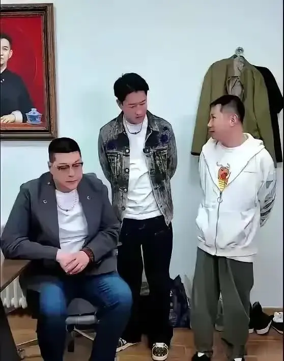 有一个谜一样的问题，曹金在德云社火的与老郭并驾齐驱，岳云鹏火的也跟老郭并驾齐驱。