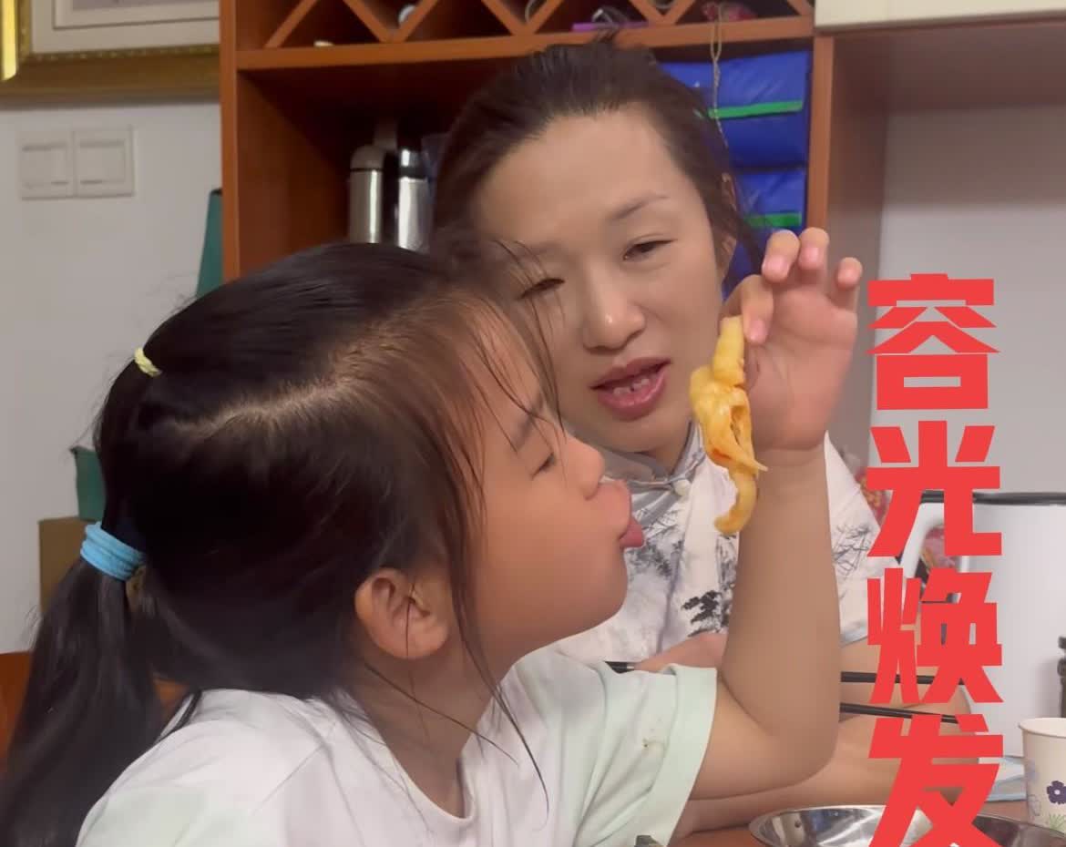 谢浩男不是不回家，

这一回家这也太招“喜”了

这许建华妈妈的脸上都是