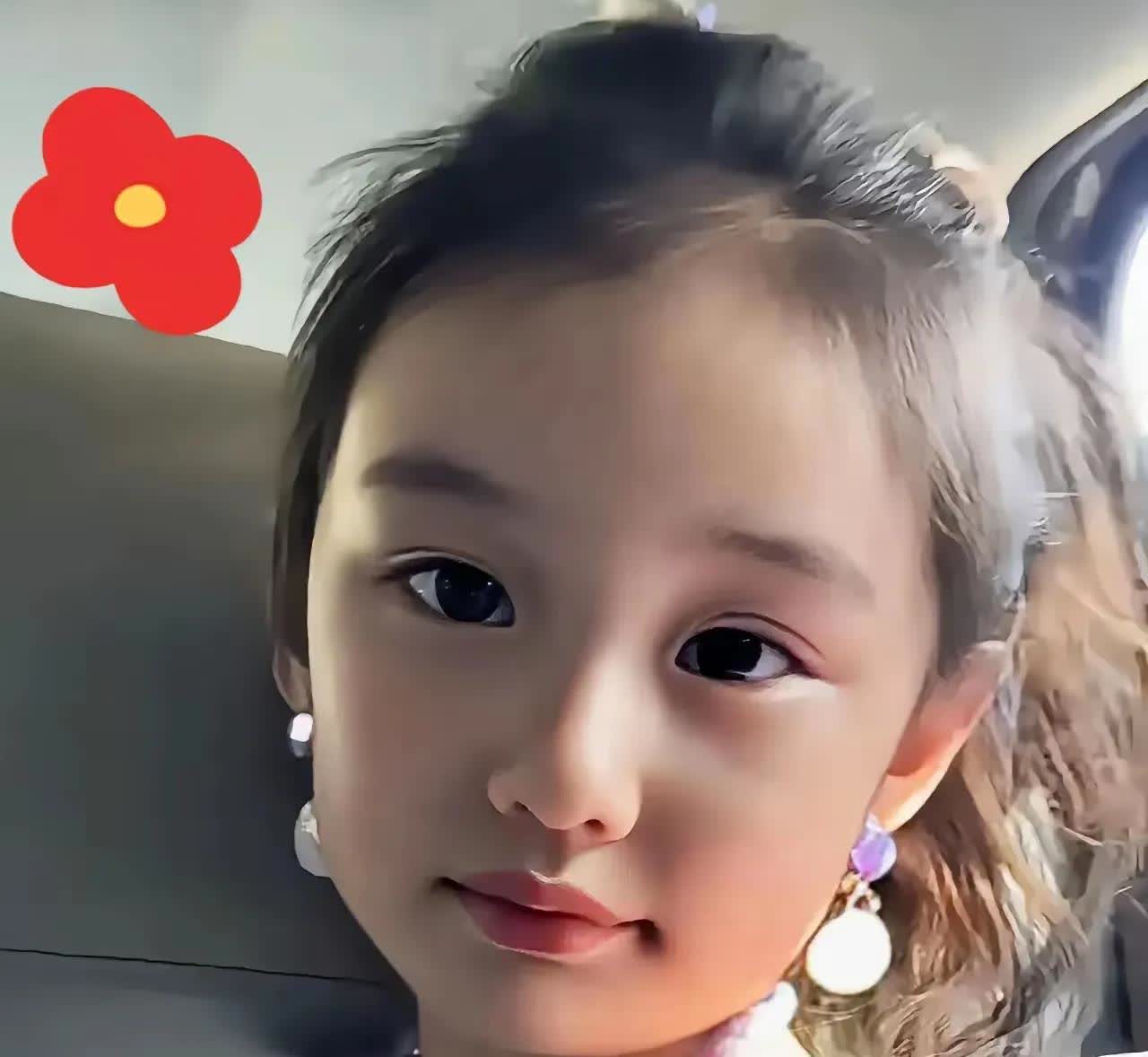 网上说这个是刘凯威和杨幂的女儿小糯米，无可厚非的这小糯米长大也是个美人胚子，当时