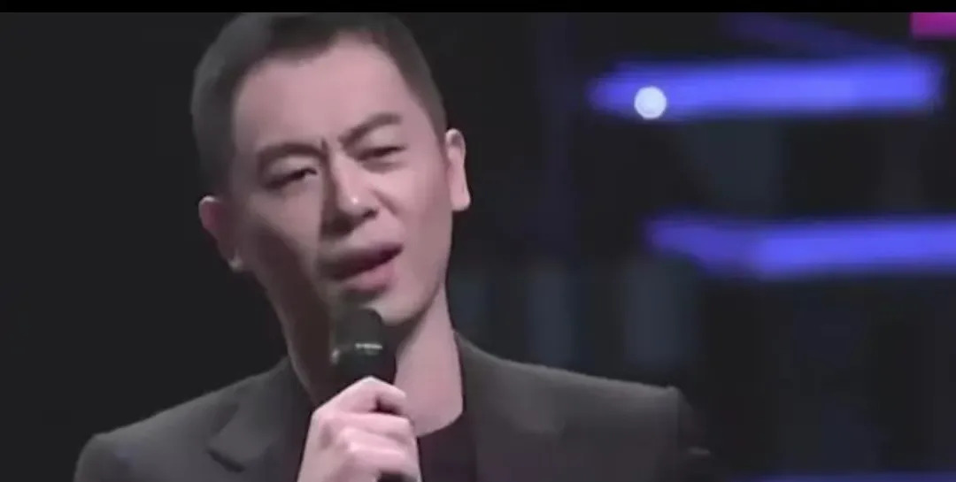 朱亚文公开场合怼郭麒麟











太炸裂了！颁奖礼上，朱亚文竟然像点