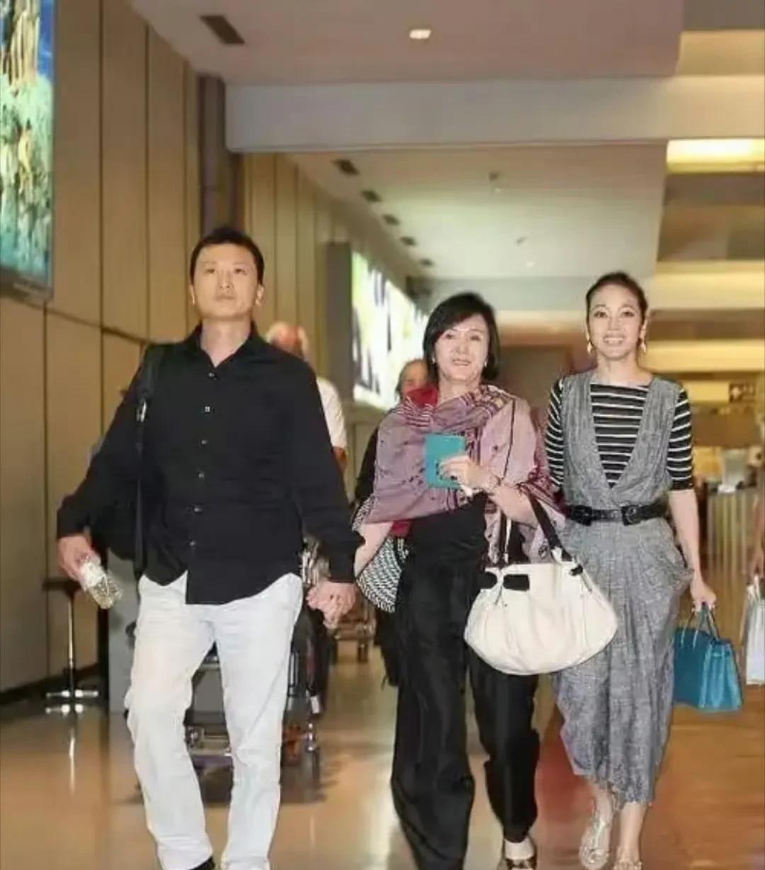 侯佩岑和老公带着自己的妈妈逛街，侯佩岑的老公还牵着丈母娘的手，感觉是有一点点奇怪