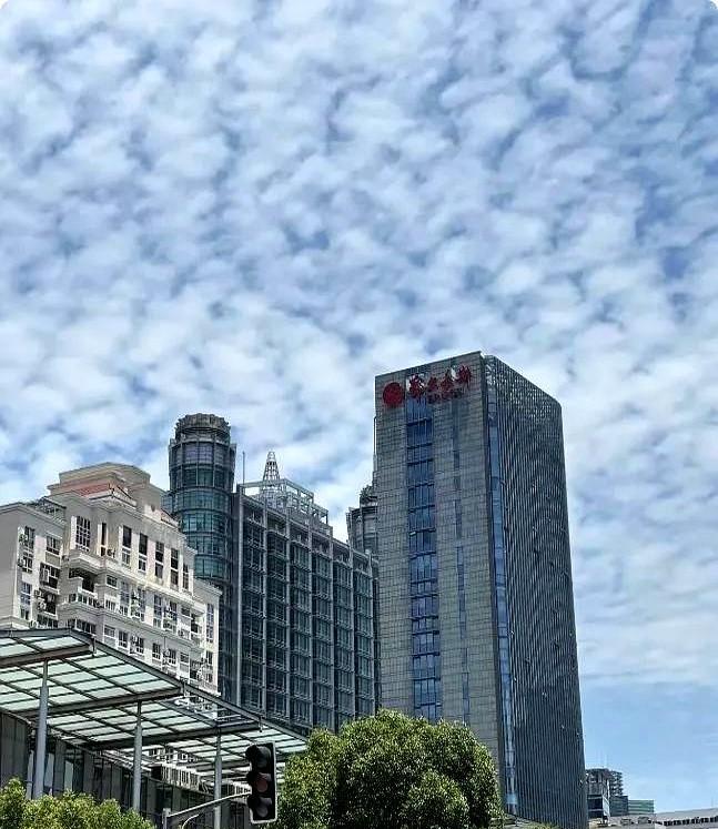 我朋友的运气真不错，前年被裁员，拿了28万赔偿金。
他本来打算休息一段时间再找工