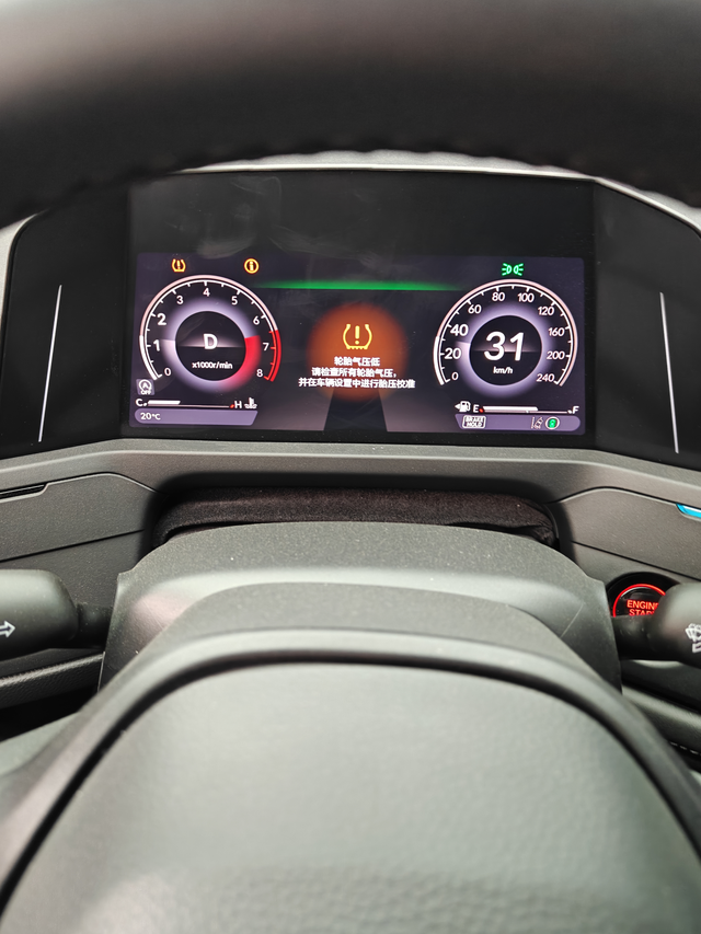 新车1个月就报了轮胎气压故障
一下报去车机校准了就消失了 过个一天两天又出现这个