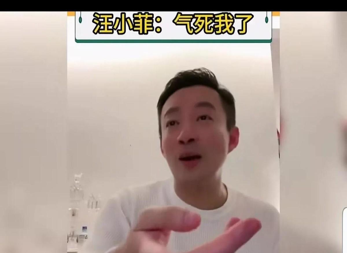 汪小菲最近在直播间又贡献名场面了！
女儿亲手给他画了幅自画像，结果画中人形象过于