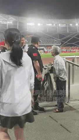 意外的收获！
体育场内正在举行毕业典礼，人山人海座无虚席，场面壮观热闹非凡，拾荒