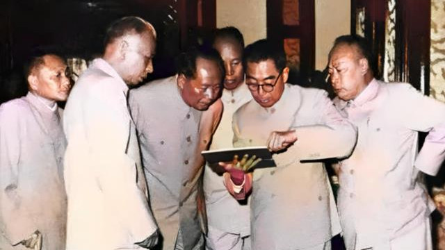人民大会堂完工，领袖们审阅图片：每个人都一脸严肃和认真