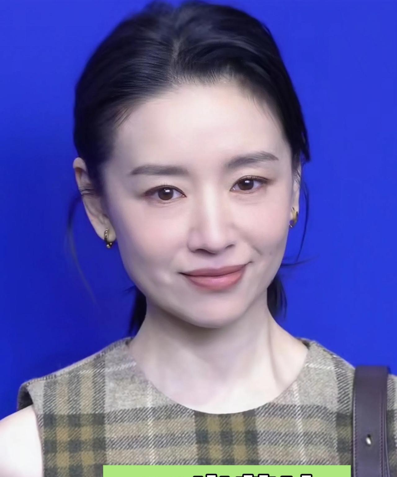 董洁：美好松弛感背后的高级感
拍摄花絮中的董洁，展现了一种难以言喻的美好松弛感。