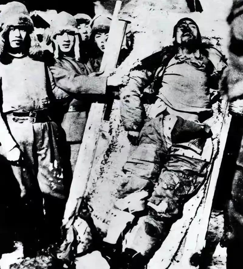 1939年寒冬的某个夜晚，叛徒们为杀害杨靖宇举办庆功宴。主谋张奚若因亲手击毙抗日