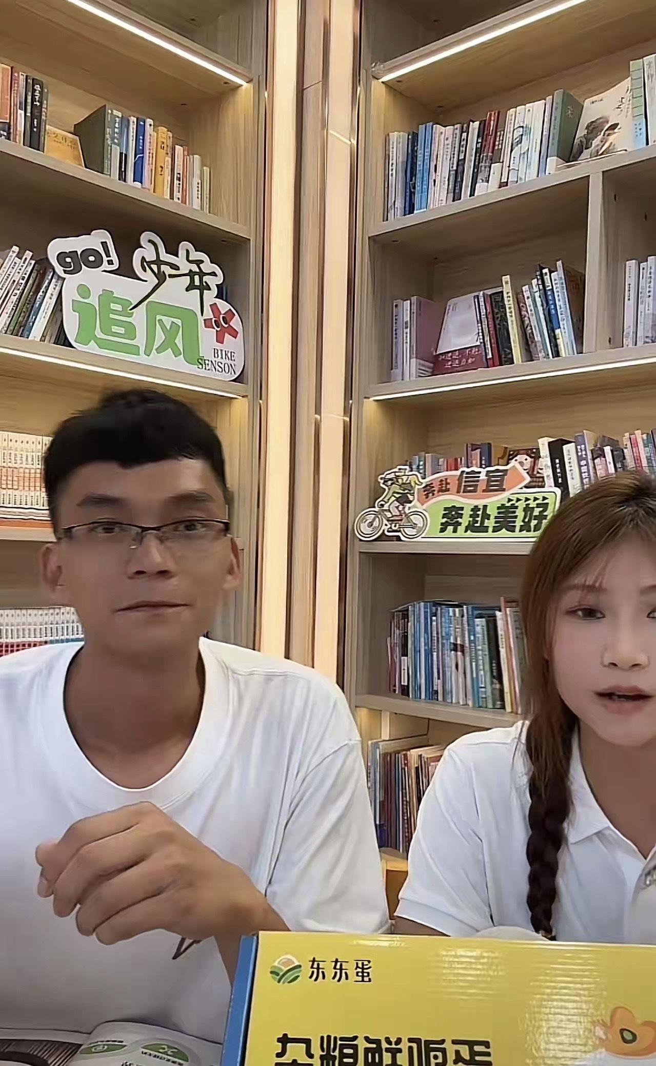 唐尚珺直播带货初尝试，唐尚珺暑假没回家参加了学校举办的下乡公益活动。
以往唐尚珺
