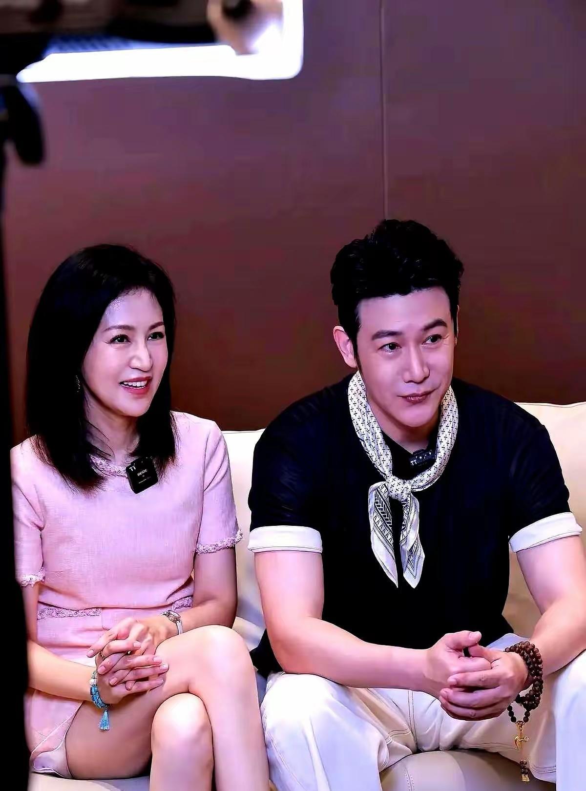 鲍蕾陆毅两口子，越来越有夫妻相，陆毅长的太帅气啦！陆毅太帅气啦！一张帅脸，真的好