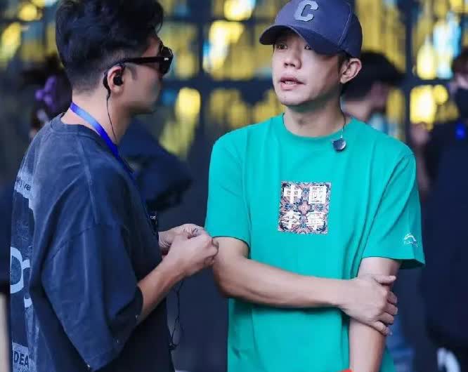 万万没想到，让曾毅塌房的竟是一块表。
远在青岛准备演唱会的曾毅，却在短时间内冲