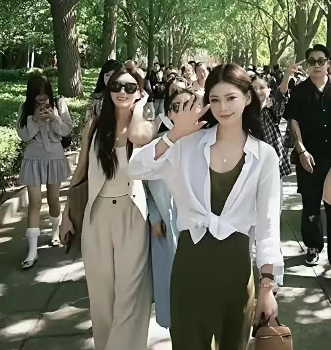 马筱梅大婚后带闺蜜逛雍和宫！穿白衬衫与绿裙美翻，还买了纪念品
马筱梅大婚后并未享