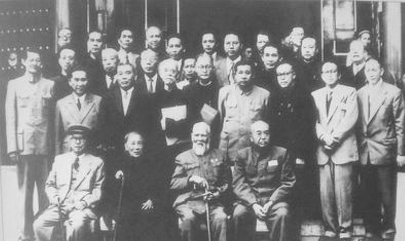 1954年9月，第一届全国人民代表大会第一次会议期间，时任国防部长、中央人民政府