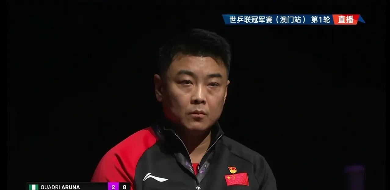 乒乓球世界杯团体赛男队小组赛，中国的小将黄友政与老将阿鲁纳相遇。
此役黄友政首发