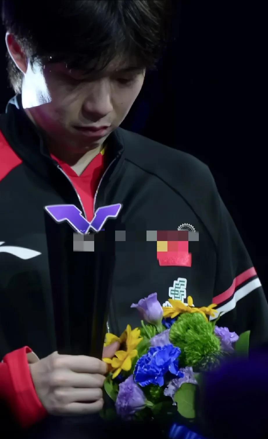他真的是其他花都没摸，就摸了向日葵[泪奔]
也不知道谁是太阳花，好难猜喔[憨笑]