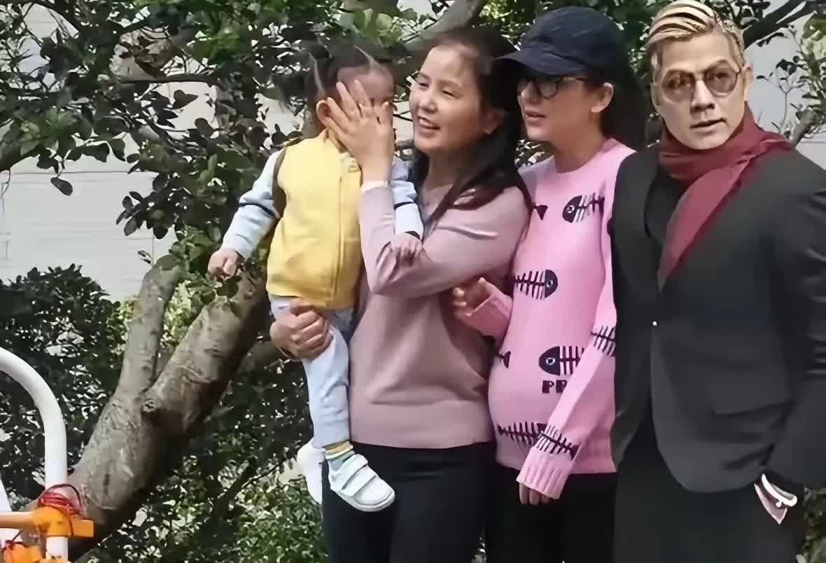 “天王”郭富城家的保姆，也是来自农村呢！在他家干了好多年，依旧不爱画口红不爱买新