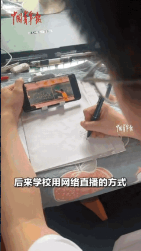 “太自律了！”浙江宁波，男生因为身体原因无法到高中上课，老师3年为他直播3000