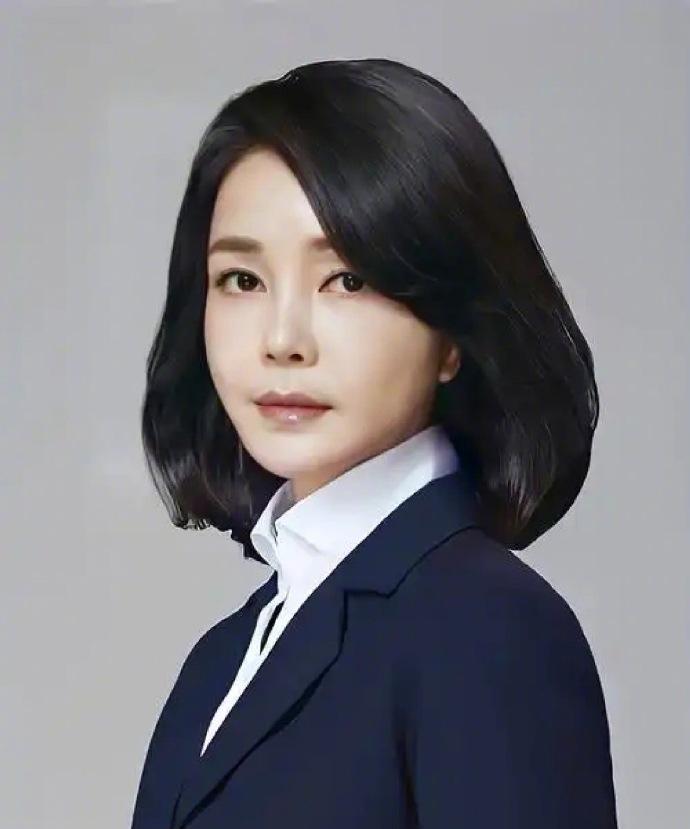 【韩前总统夫人金建希患重度抑郁住院，尹锡悦庭审结束守病房陪护患病夫人】
韩媒报道
