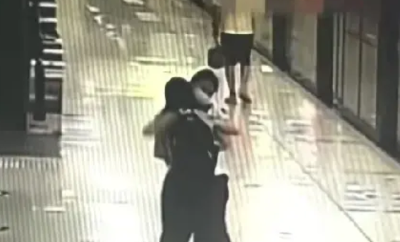 6月16日早上8时许，湖北武汉一女乘客没有吃早餐，乘坐地铁途中突感不适，在7号线