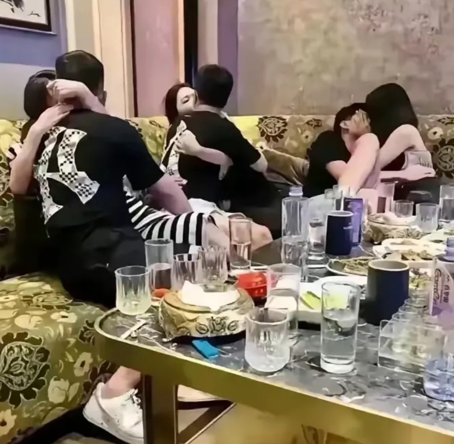 这种照片，明显就是在ktv拍的。 如果你老公说去ktv了。所谓的聚会，应该就是这