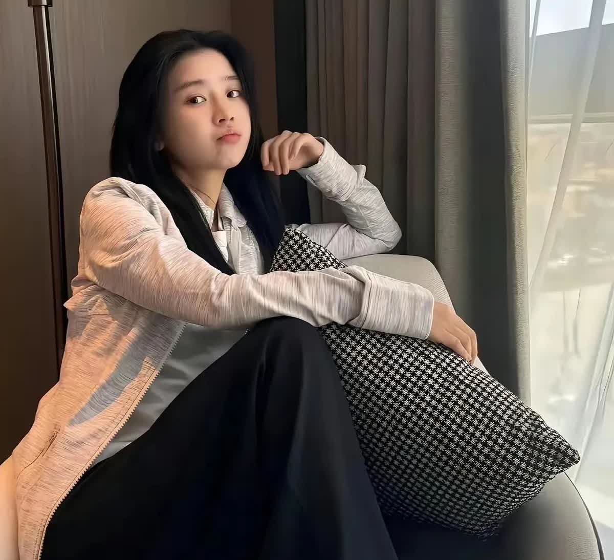宋伊人为什么总是露脚？