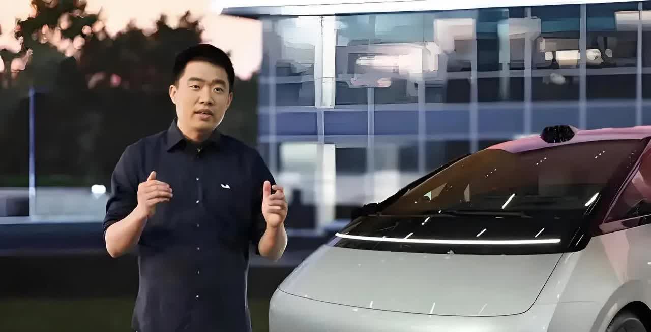 罗永浩一听李想说理想汽车目前的设计团队有七八十个人。

心里不免有些惊讶，于