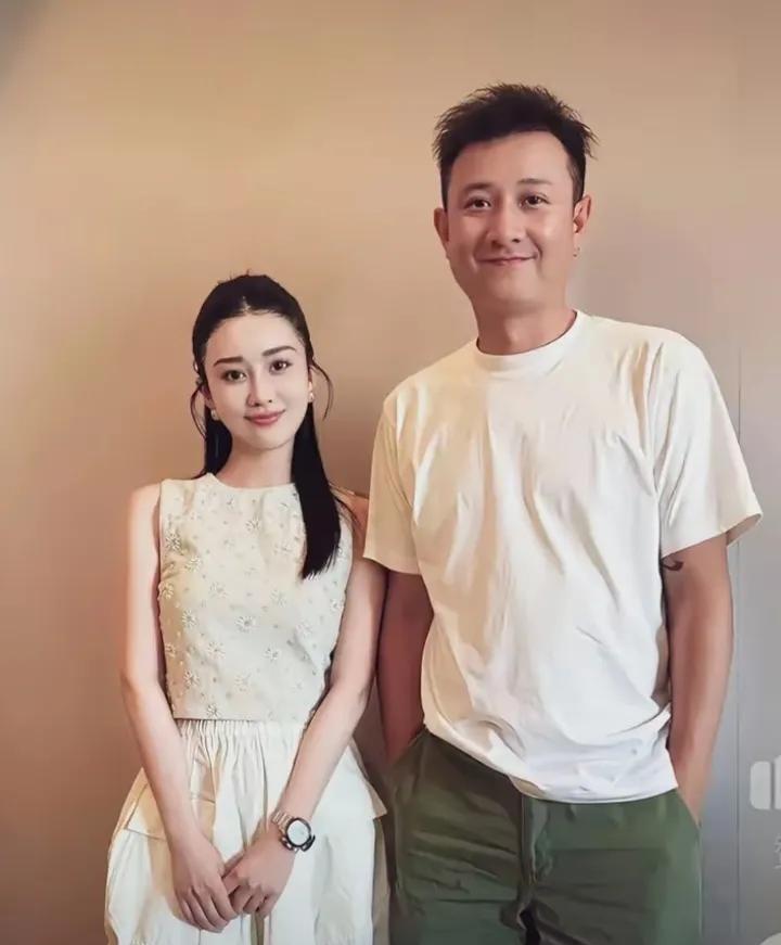 刷到文章这张合影，白色T恤搭军绿长裤，穿搭简约～虽说身形有些圆润，脸型更硬朗了，
