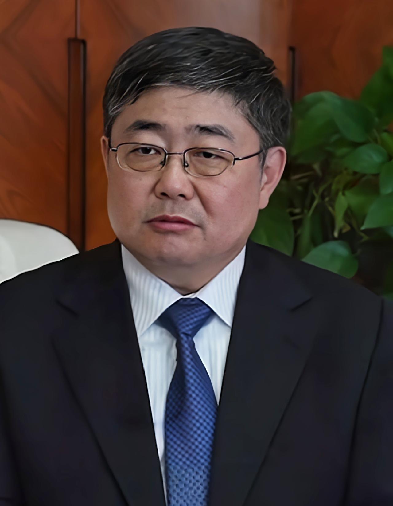 我建议：台湾中天网络台把常驻嘉宾栗正杰换成吕礼诗。
一、栗正杰最近在《辣晚报》节