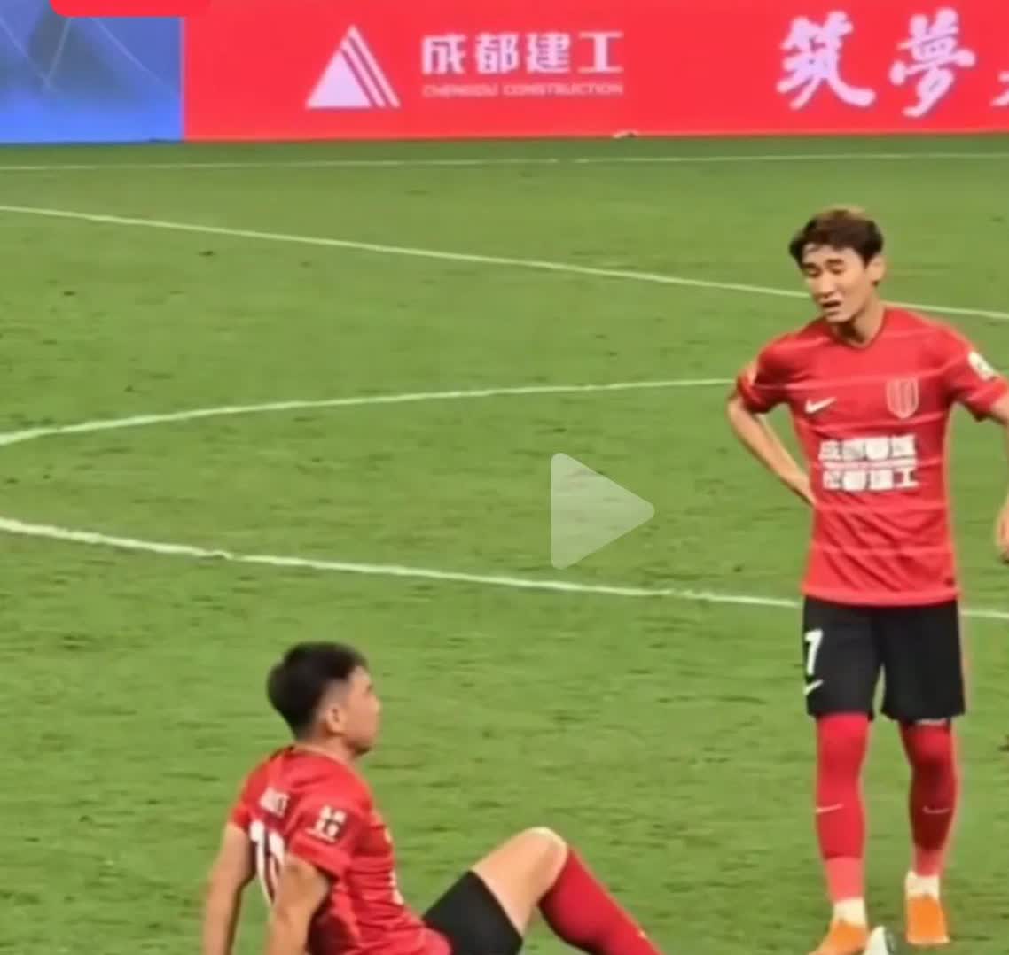 有些球迷在质疑昨天成都蓉城与青岛海牛的比赛中为什么没换上罗慕洛，我认为主要原因是