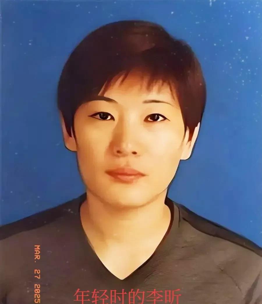 李昕指导年轻当球员的时候就是美女一个，如今56岁的人，当教练依然是英姿飒爽，非常