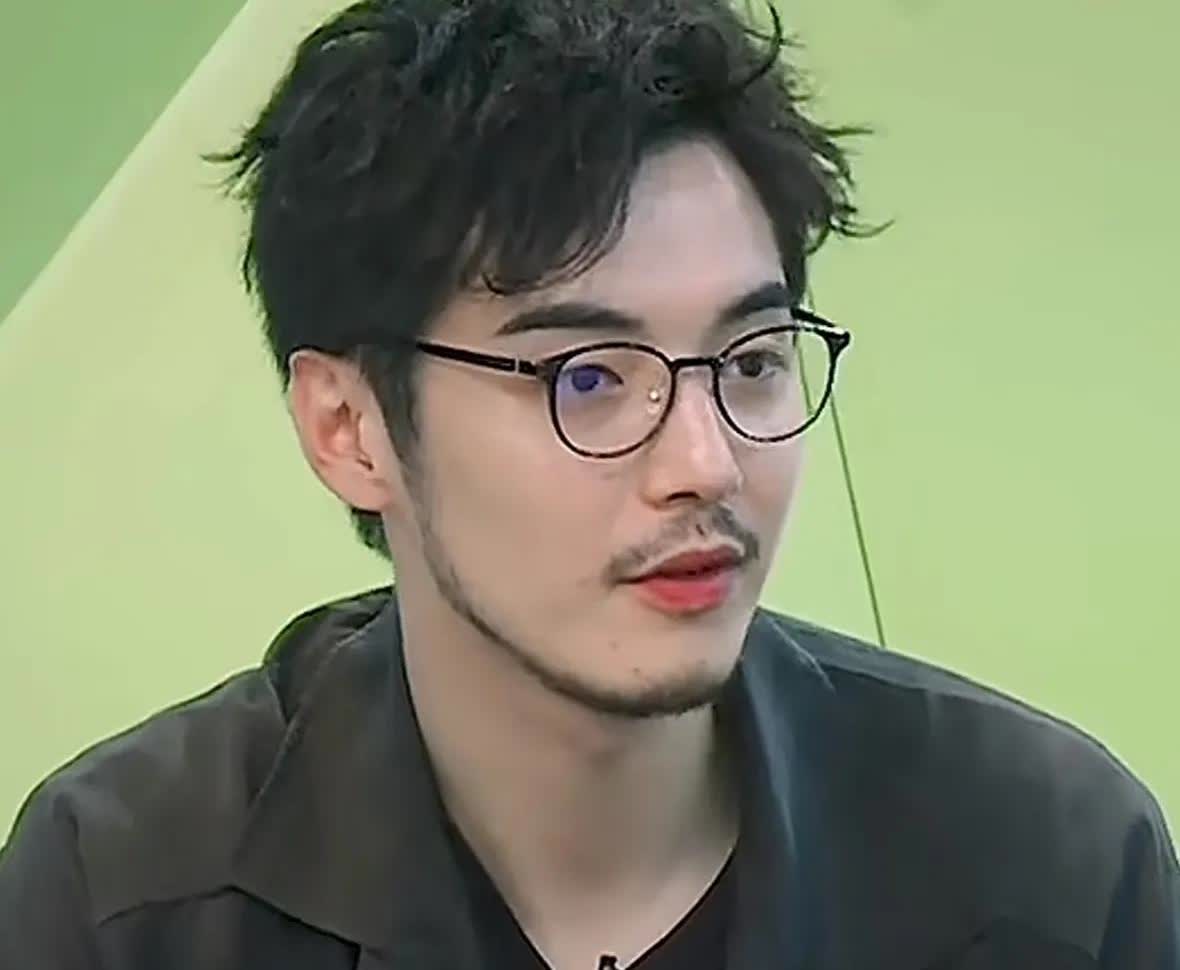 直到看见他给剧迷写的信，
我才明白
为什么金世佳从来不上综艺节目，甚至不更新