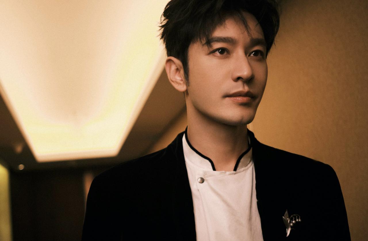 黄晓明没考上上戏博士一事，引发了网络热议。
黄晓明本人的回应特别简单，只有四个字
