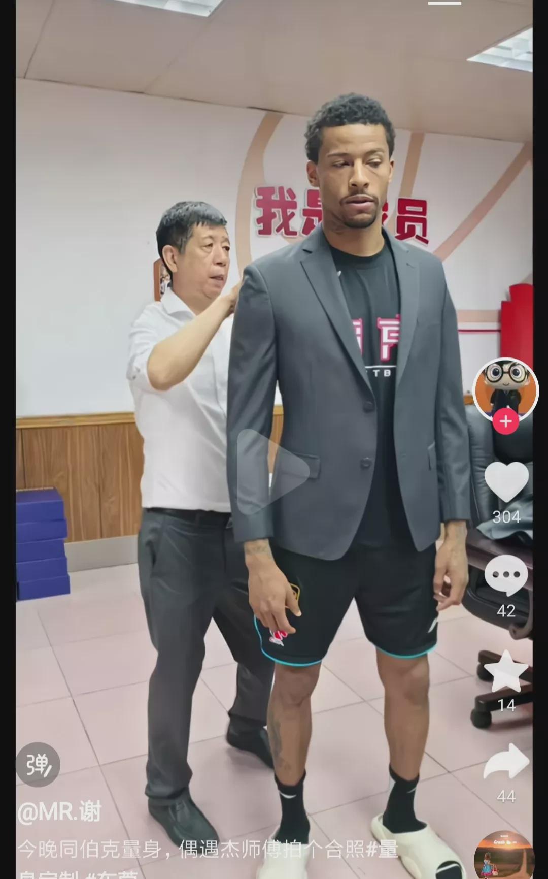 广东宏远为易建联、胡明轩等球星定制西装，此事必有蹊跷。我推测，广东队提前准备这套