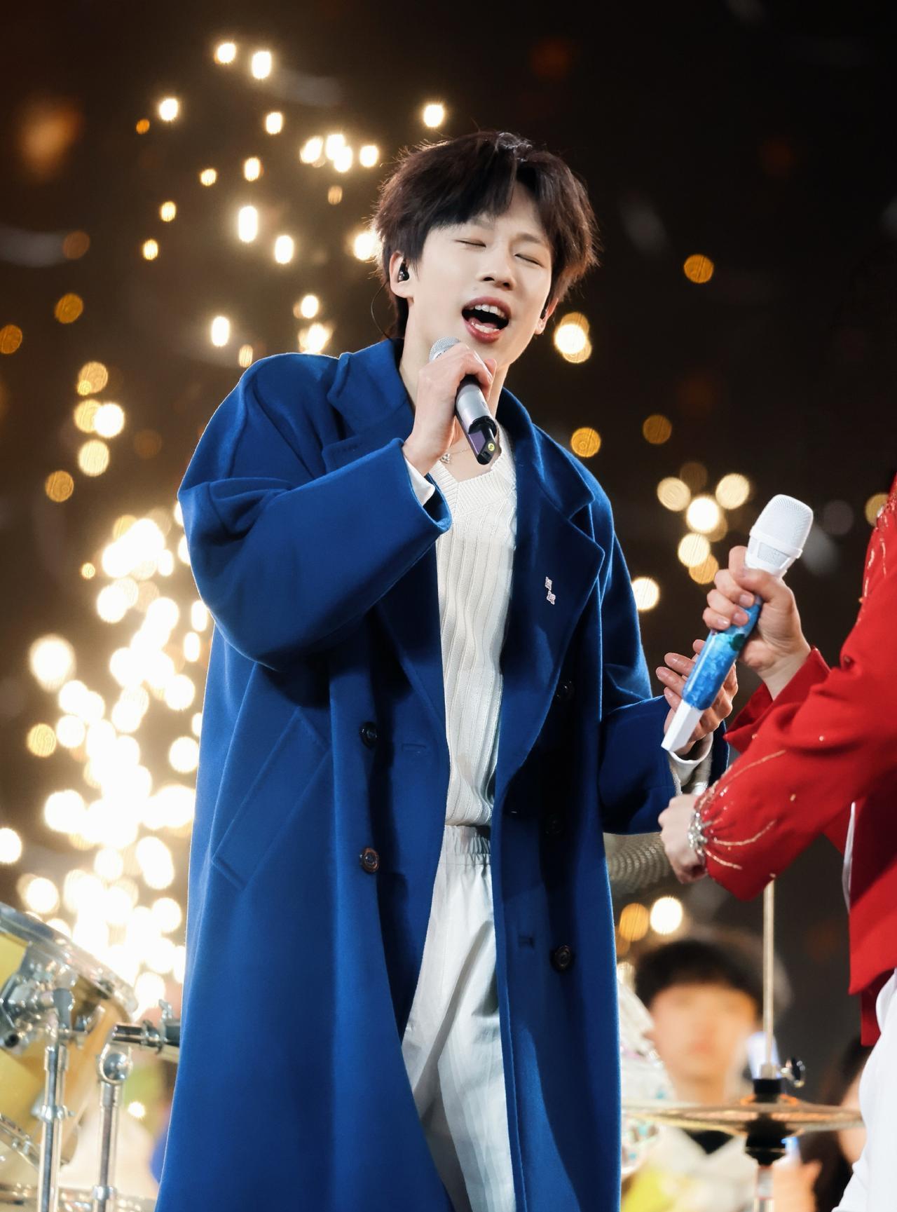 跨年夜的高远真的好帅好帅！
今晚高远参加央视跨年晚会，他身穿一件蓝色大衣，衬得他