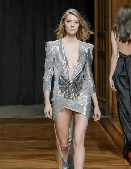 李沁真聪明，巧妙地在衣服胸口做了小处理，既大方又得体。