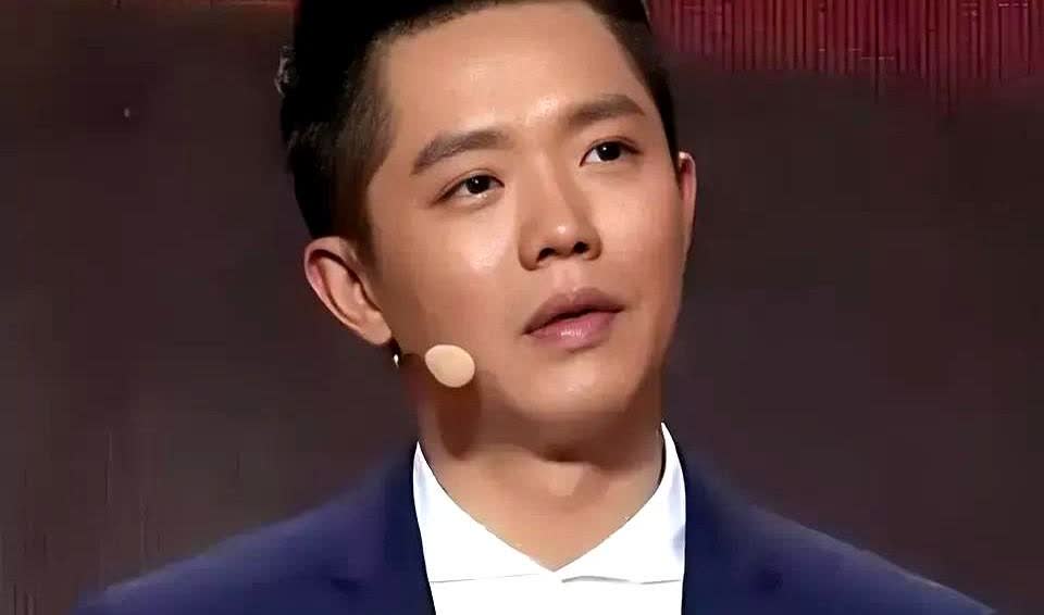 凤凰传奇工作室发文了，演唱会全部取消，本以为是曾毅手表那事，可没想到，是因为曾毅