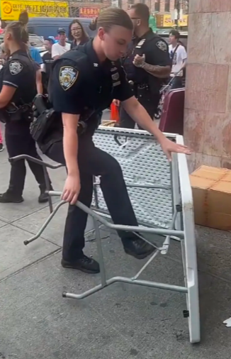 美帝警察“帮忙收摊”，周围一片祥和，不哭不闹。润出去之后这个乖哦，被收拾还要说谢