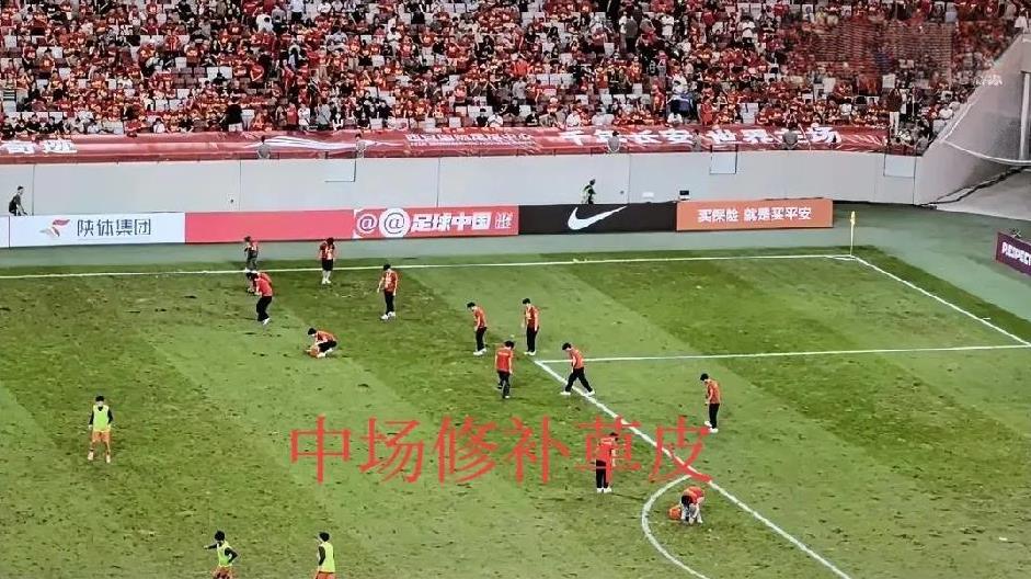 u22中场休息时，场上一幕十分罕见。
中国u22与澳大利亚在踢完上半场之后，不少