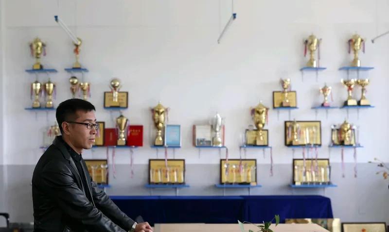 站立就餐凸显学校管理沉疴
学校让学生站立就餐，背后的管理问题着实严重。河南驻马店